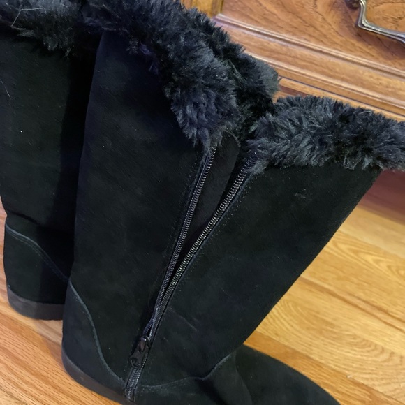 Never worn before Women’s UGGS Mid calf highrise black suede winter boots size 9 - Picture 6 of 8